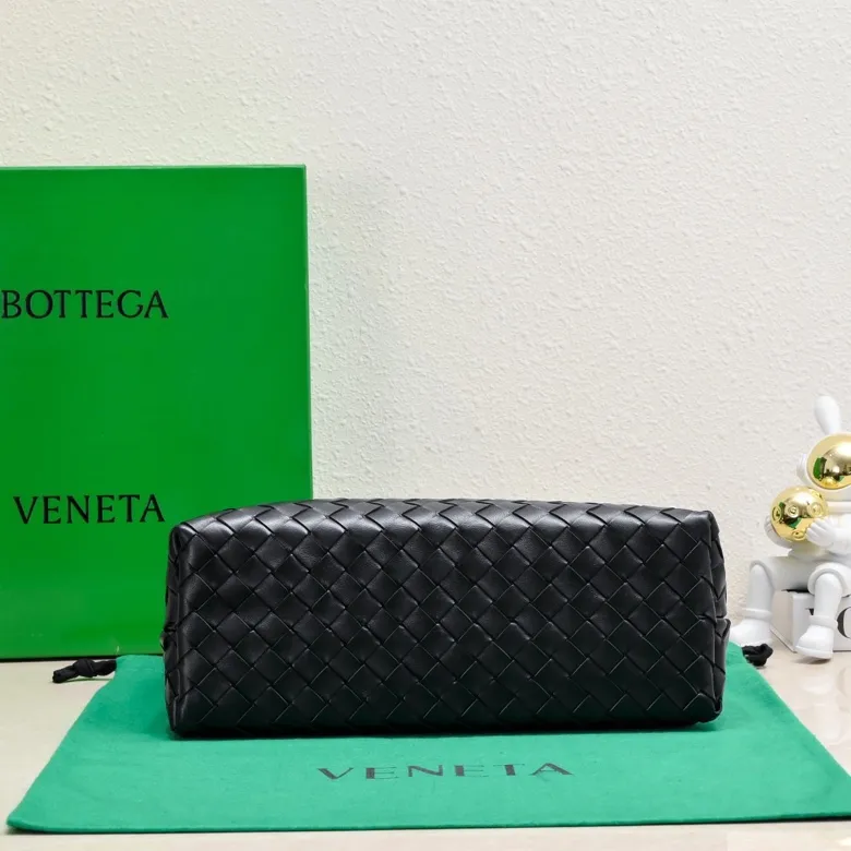 The 2023 new Andiamo batch of 2260 BV has been shipped‼ ️Really popular🔥The new Andiamo woven handbag launched by Bottega Veneta this season is really popular all over the world! ! Celebrities at home and abroad have worn it, and Oscar-winning actress Michelle Yeoh has taken it out on the street. Song Jia, Trai Yara, Yu Feihong, Sanji Ayaka, Rosie Hunting-Whiteley, Yoshioka Riho, etc. have all picked up this bag. It is classic and versatile, showing off its temperament, and the bag capacity is also large, which is very convenient for daily commuting! ! A variety of carrying methods, the shoulder straps can be adjusted by yourself, the original lambskin feels soft and delicate, and the unisex style breaks gender boundaries and brings a more practical and longer-lasting use experience. Andiamo, which has both elegant and casual styles, perfectly interprets the true appearance of "fashionable old money style". Style number: 8463 Size: 32*24*12